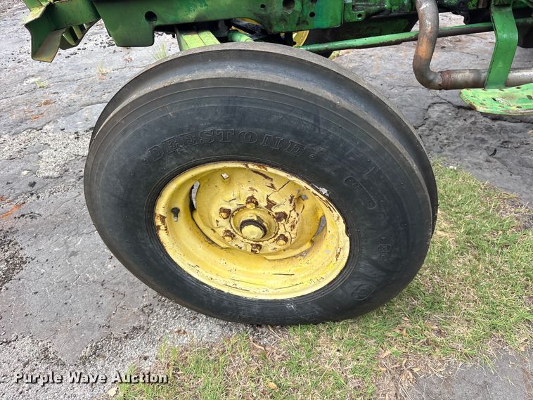 image for item ET0003 1988 John Deere 2155 tractor