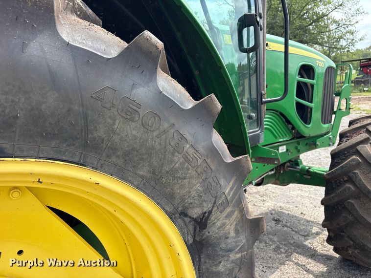 image for item ET0005 2011 John Deere 7130 MFWD tractor