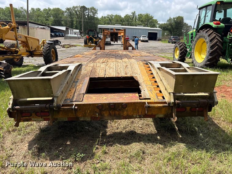 image for item ET0008 2009 Big Tex 3XGN-20+5 equipment trailer