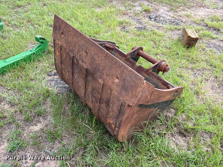image for item ET0015 Caterpillar backhoe bucket
