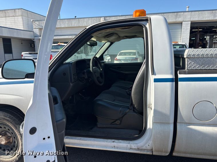 image for item ET0557 2006 Chevrolet Silverado 1500 pickup truck