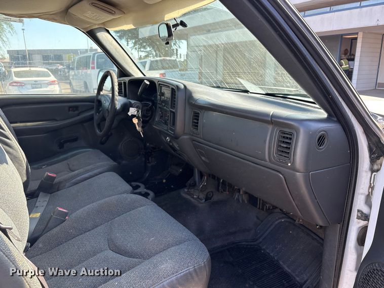 image for item ET0557 2006 Chevrolet Silverado 1500 pickup truck