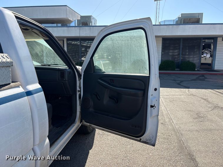 image for item ET0557 2006 Chevrolet Silverado 1500 pickup truck