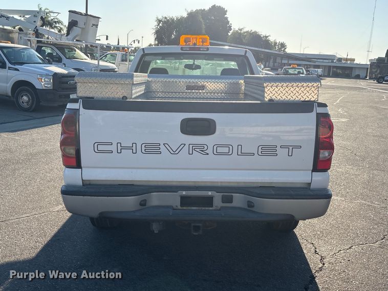 image for item ET0568 2007 Chevrolet Silverado 1500 pickup truck