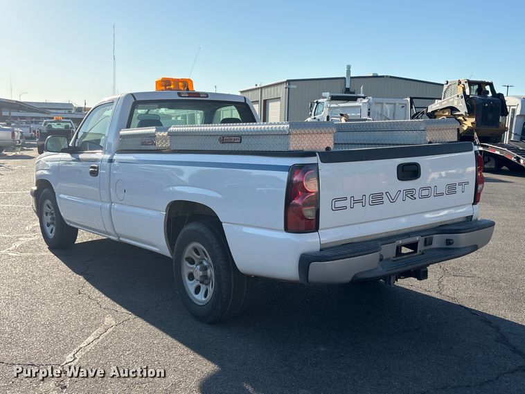 image for item ET0568 2007 Chevrolet Silverado 1500 pickup truck