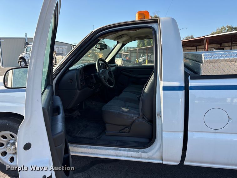 image for item ET0568 2007 Chevrolet Silverado 1500 pickup truck