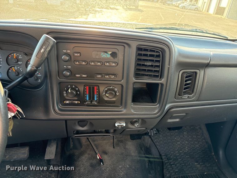 image for item ET0568 2007 Chevrolet Silverado 1500 pickup truck