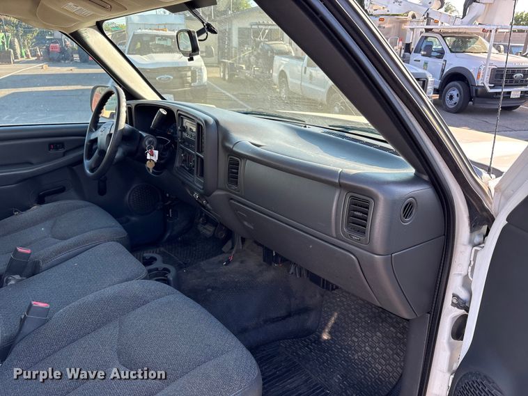image for item ET0568 2007 Chevrolet Silverado 1500 pickup truck