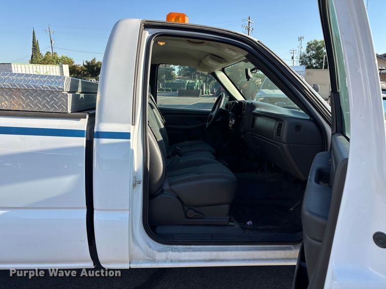 image for item ET0568 2007 Chevrolet Silverado 1500 pickup truck