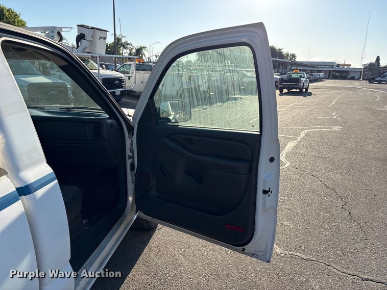 image for item ET0568 2007 Chevrolet Silverado 1500 pickup truck