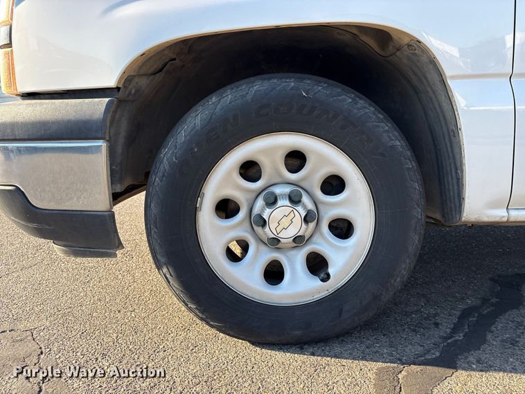 image for item ET0568 2007 Chevrolet Silverado 1500 pickup truck