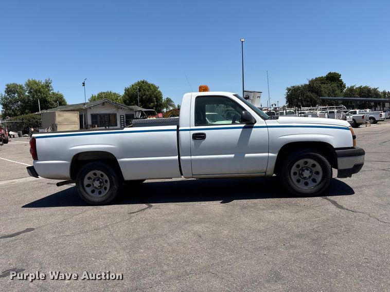 image for item ET0571 2006 Chevrolet Silverado 1500 pickup truck