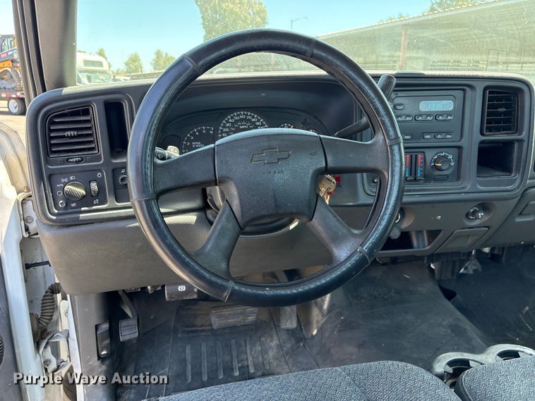 image for item ET0571 2006 Chevrolet Silverado 1500 pickup truck