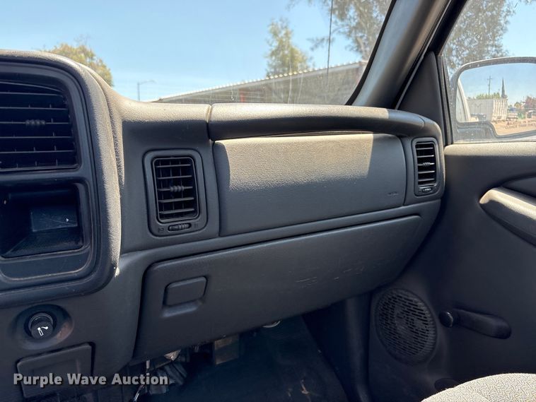 image for item ET0571 2006 Chevrolet Silverado 1500 pickup truck