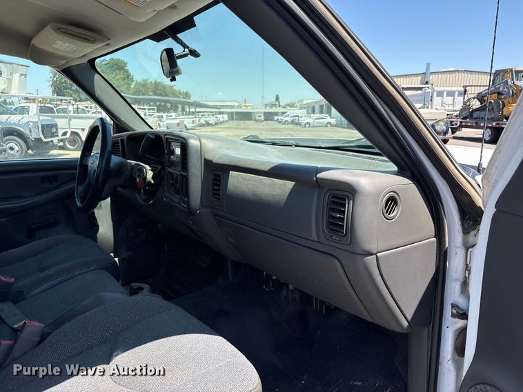 image for item ET0571 2006 Chevrolet Silverado 1500 pickup truck