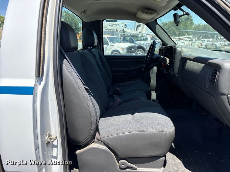 image for item ET0571 2006 Chevrolet Silverado 1500 pickup truck