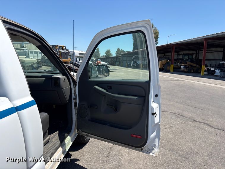 image for item ET0571 2006 Chevrolet Silverado 1500 pickup truck