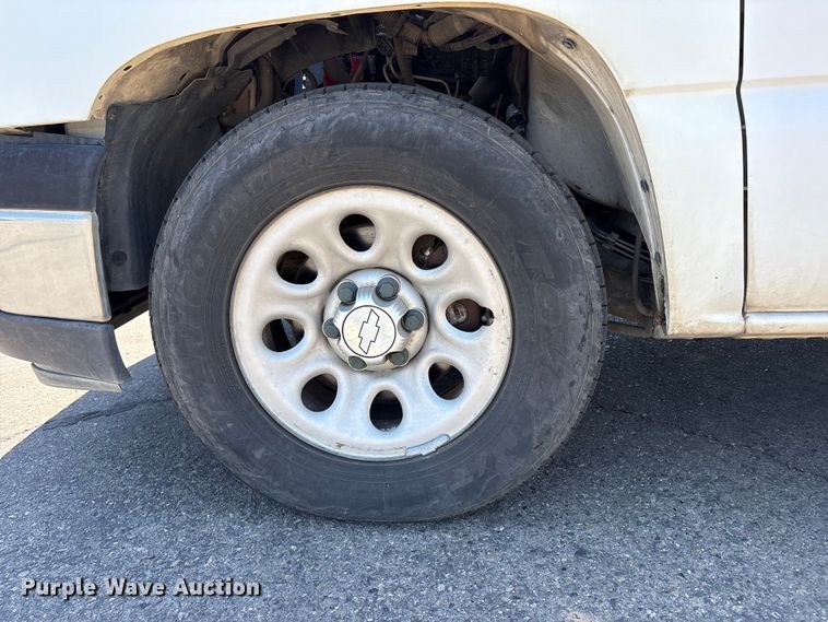 image for item ET0571 2006 Chevrolet Silverado 1500 pickup truck