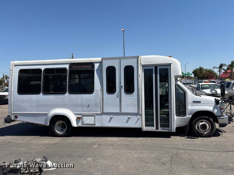image for item ET0575 2012 Ford E450 shuttle bus