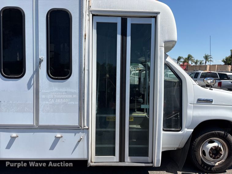 image for item ET0575 2012 Ford E450 shuttle bus