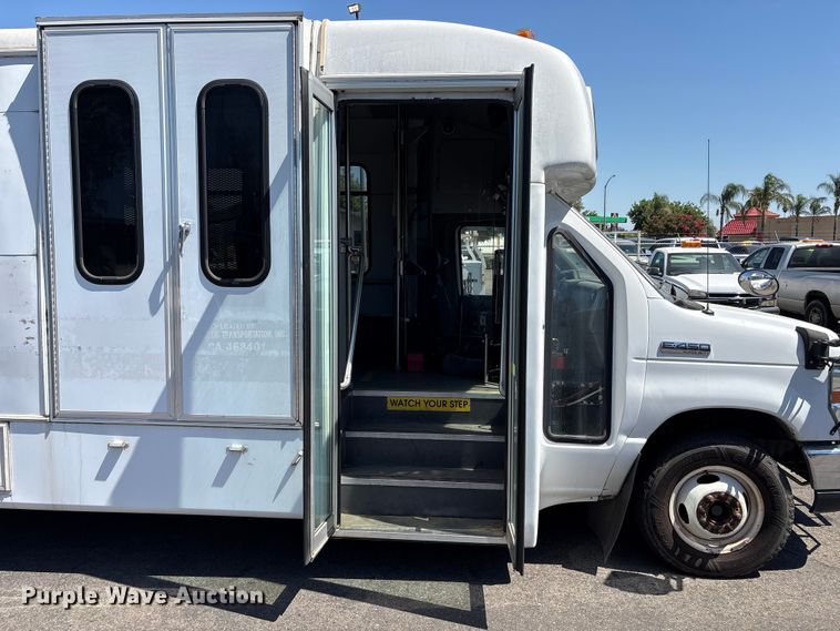 image for item ET0575 2012 Ford E450 shuttle bus