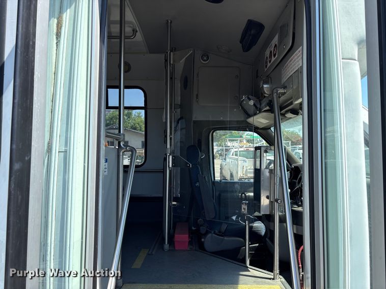 image for item ET0575 2012 Ford E450 shuttle bus