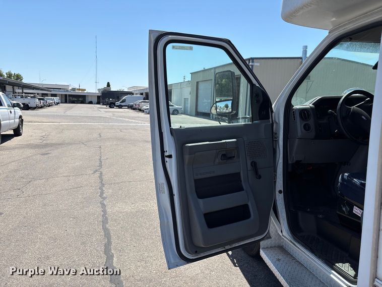 image for item ET0575 2012 Ford E450 shuttle bus