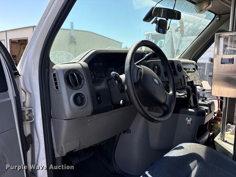 image for item ET0575 2012 Ford E450 shuttle bus