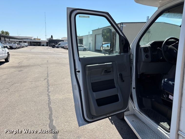 image for item ET0575 2012 Ford E450 shuttle bus