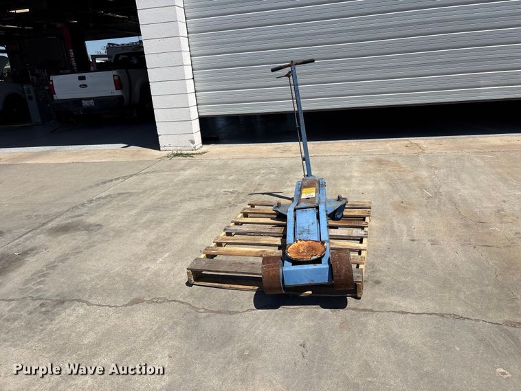 image for item ET0579 SPX 5008 floor jack