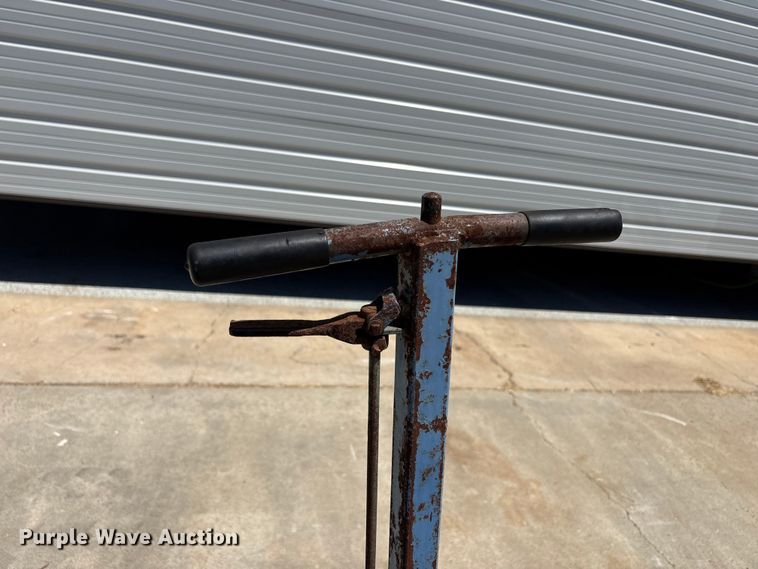 image for item ET0579 SPX 5008 floor jack