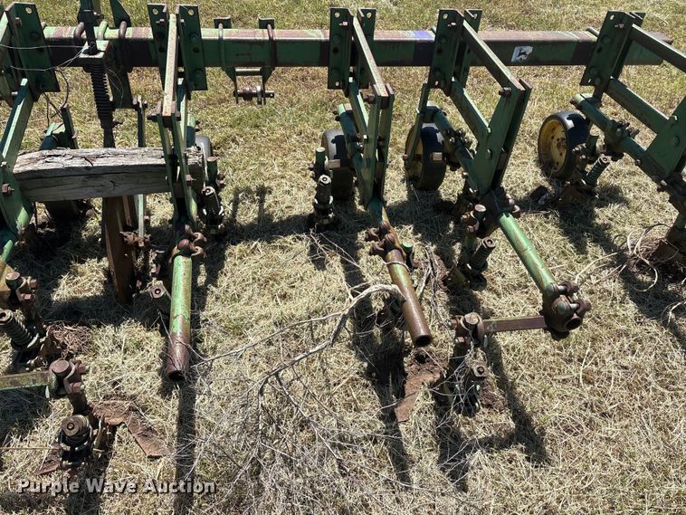 image for item EU5726 John Deere ER014 row crop cultivator