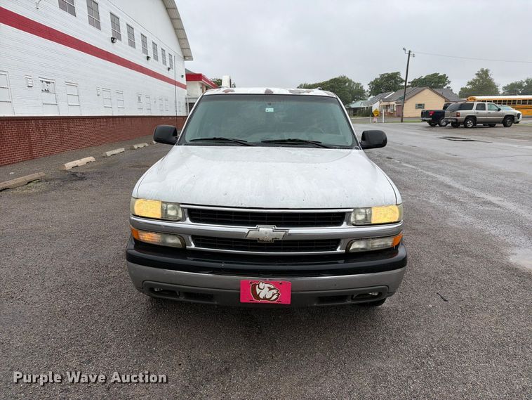 image for item EW0328 2004 Chevrolet Suburban SUV