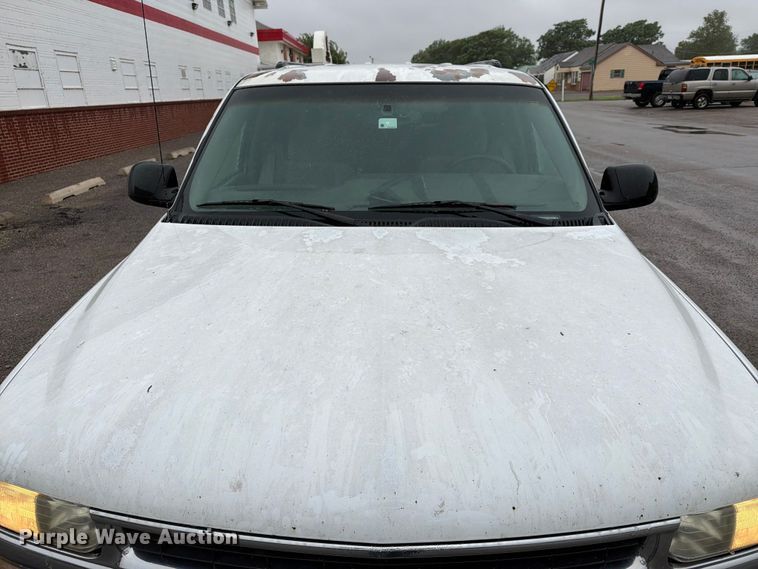 image for item EW0328 2004 Chevrolet Suburban SUV