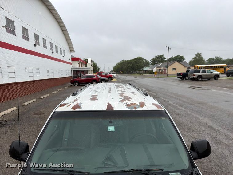 image for item EW0328 2004 Chevrolet Suburban SUV