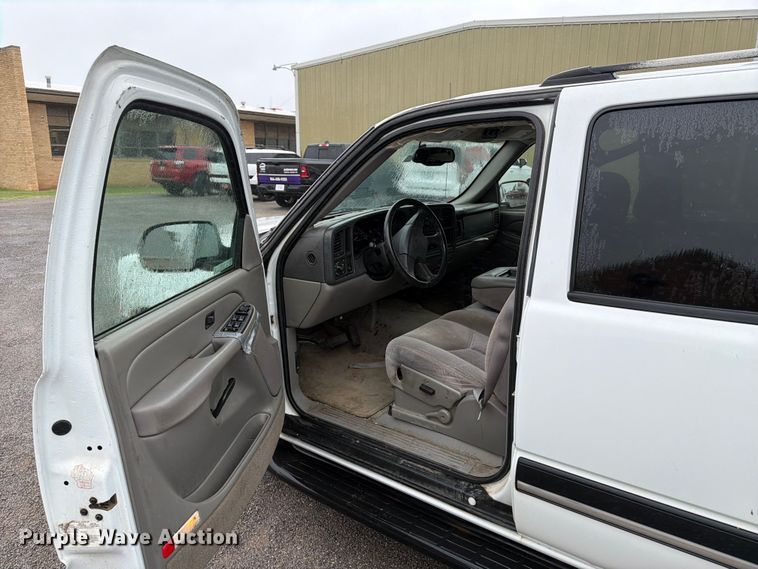 image for item EW0328 2004 Chevrolet Suburban SUV