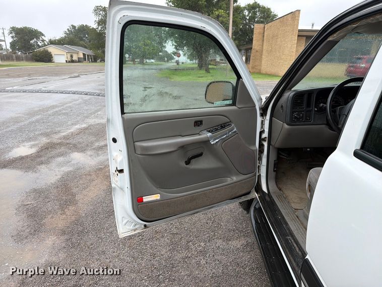 image for item EW0328 2004 Chevrolet Suburban SUV