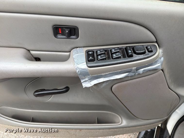 image for item EW0328 2004 Chevrolet Suburban SUV