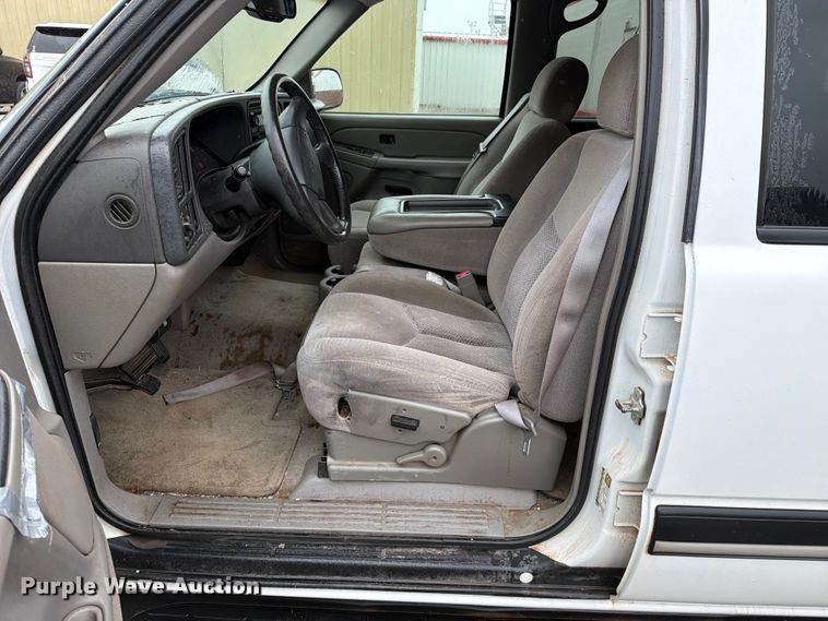 image for item EW0328 2004 Chevrolet Suburban SUV