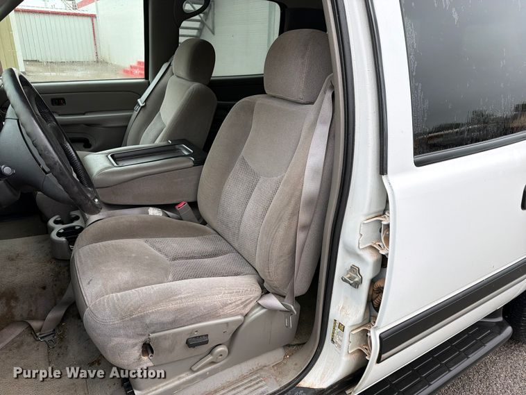 image for item EW0328 2004 Chevrolet Suburban SUV