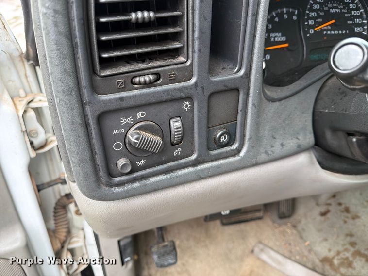 image for item EW0328 2004 Chevrolet Suburban SUV