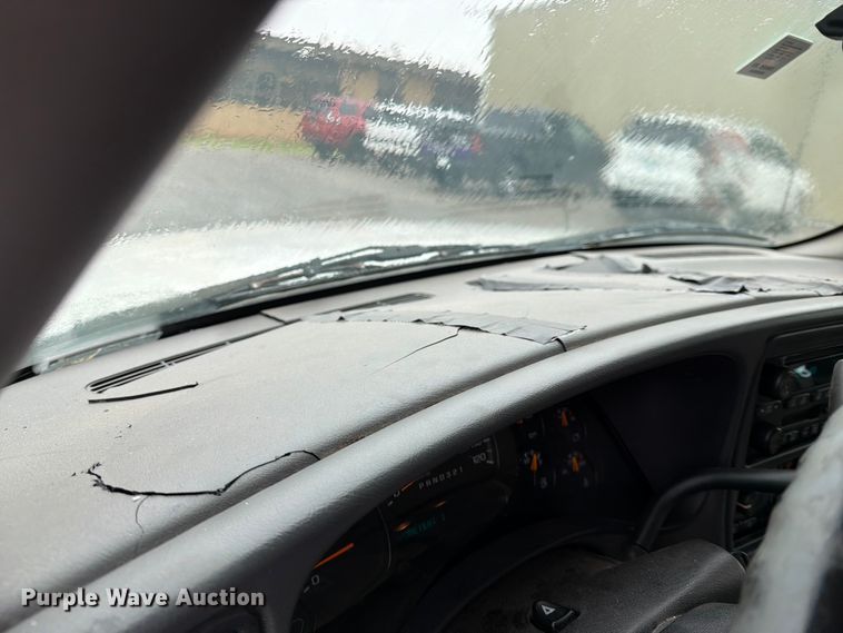 image for item EW0328 2004 Chevrolet Suburban SUV