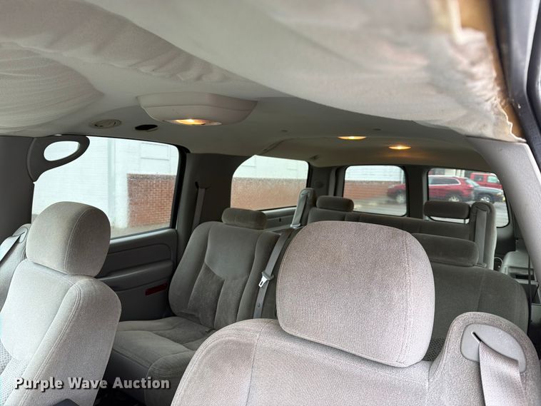 image for item EW0328 2004 Chevrolet Suburban SUV