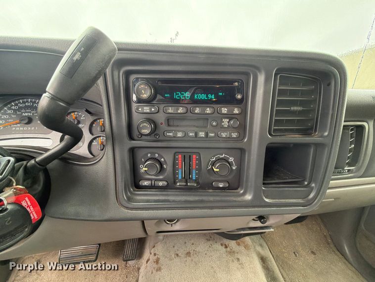 image for item EW0328 2004 Chevrolet Suburban SUV