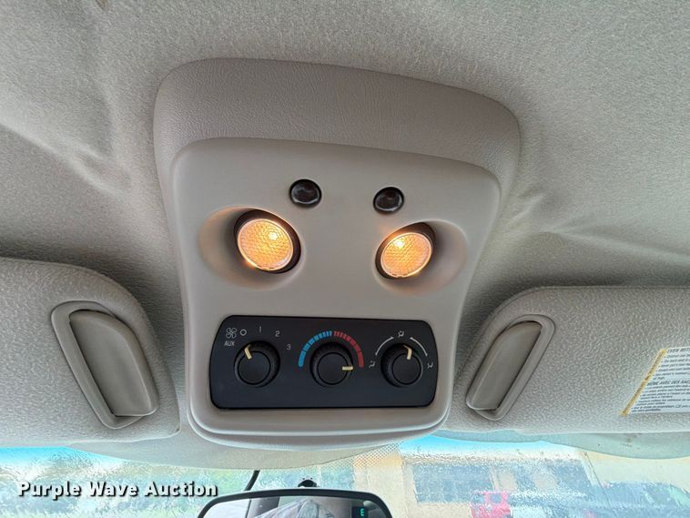 image for item EW0328 2004 Chevrolet Suburban SUV