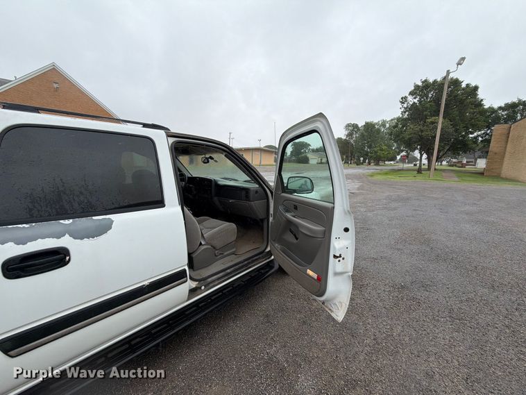 image for item EW0328 2004 Chevrolet Suburban SUV