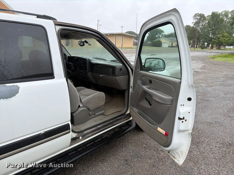 image for item EW0328 2004 Chevrolet Suburban SUV