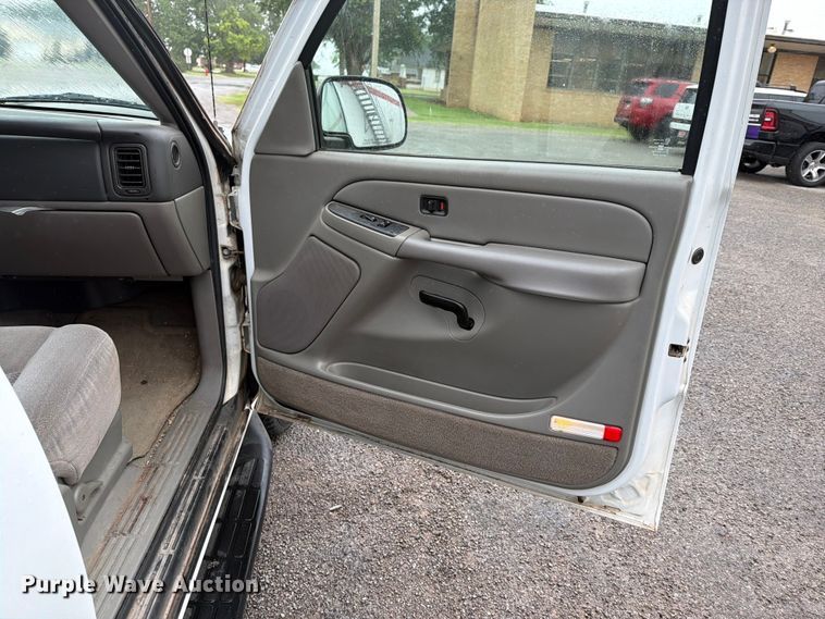 image for item EW0328 2004 Chevrolet Suburban SUV