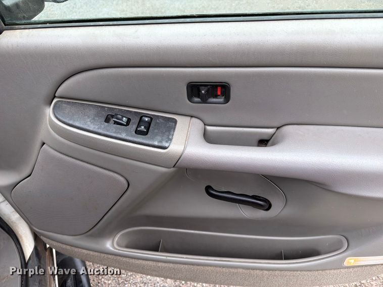 image for item EW0328 2004 Chevrolet Suburban SUV