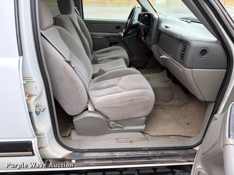 image for item EW0328 2004 Chevrolet Suburban SUV
